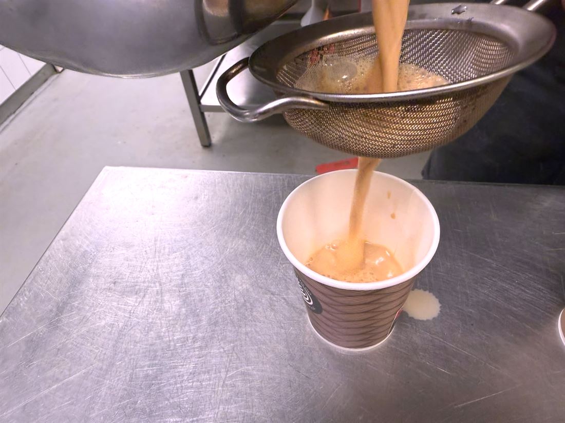 Chai siles gjennom sil ned i koppen